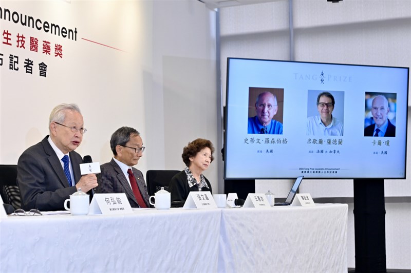 Chang Wen-chang (kanan), ketua Komite Seleksi Penghargaan Tang untuk Ilmu Biofarmasi, mengumumkan penerima Penghargaan Tang 2026 dalam bidang Ilmu Biofarmasi di Taipei pada hari Selasa. Foto diambil dari situs web Penghargaan Tang.
