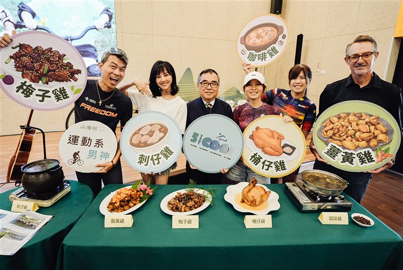 Direktur Kantor Pengelola Siraya Hsu Chu-lung (tengah) bersama pemengaruh Tainan, Indonesia, Jepang dan Inggris angkat tema "Gowes 5 Waduk, Nikmati 5 Kuliner Ayam” untuk promosi liburan musim panas di Tainan. (Sumber Foto : Markas Besar Kawasan Pemandangan Alam Nasional Siraya)