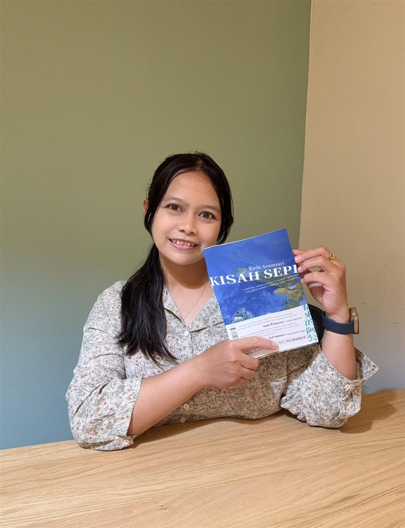 Ririn Arumsari, seorang pekerja migran Indonesia (PMI) yang bekerja sebagai perawat lansia di Taipei, menjadi salah satu pekerja migran yang berhasil menuliskan novel perdananya. (Sumber Foto : Ririn)