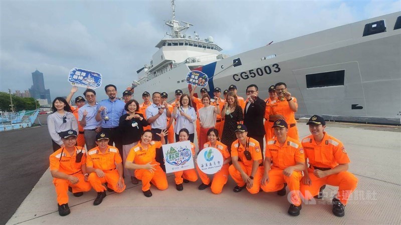 Menteri Dewan Urusan Kelautan Kuan Bi-ling (baris kedua, kelima dari kanan) dan Perwakilan Inggris untuk Taiwan Ruth Bradley-Jones (baris kedua, keempat dari kanan) berpose untuk foto bersama di depan kapal patroli Yunlin milik CGA pada 29 Mei.(Sumber Foto : Dokumentasi CNA) 