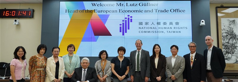 Kunjungan Kepala EETO Taiwan, Lutz Güllner (kelima dari kanan) ke NHRC pada Selasa. (Sumber Foto : NHRC)