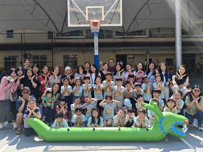 Jakarta Taipei School hari Jumat menggelar lomba perahu naga dengan balon. (Sumber Foto : JTS)
