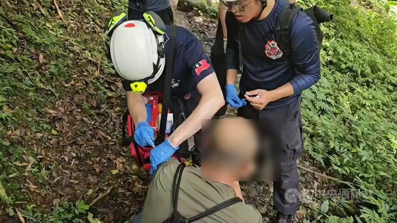 Regu penyelamat menyelamatkan warga bermarga Ting yang diserang kawanan tawon di Jalur Pendakian Sandiaoling di Distrik Ruifang, New Taipei baru-baru ini. (Sumber Foto : Otoritas setempat)