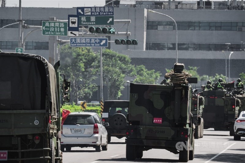Kendaraan bersenjata berada di sebuah jalan di Taoyuan selama latihan patroli pengintaian kesiapsiagaan tempur militer Taiwan pada hari Senin. (Sumber Foto : CNA, 22 Juni 2026)