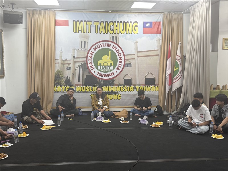 Agustina Setyaningsih sebagai Analis KDEI Taipei (tengah) memberikan imbauan di antara rekan-rekan aktivis organisasi PMI di Taichung. (Sumber Foto : Dokumentasi CNA).