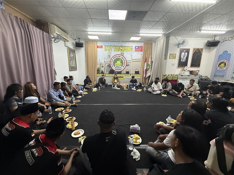 Dari 40 organisasi yang diundang, hanya 25 organisasi yang hadir pada malam imbauan kerukunan antarorganisasi di Taichung. (Sumber Foto : Dokumentasi CNA).