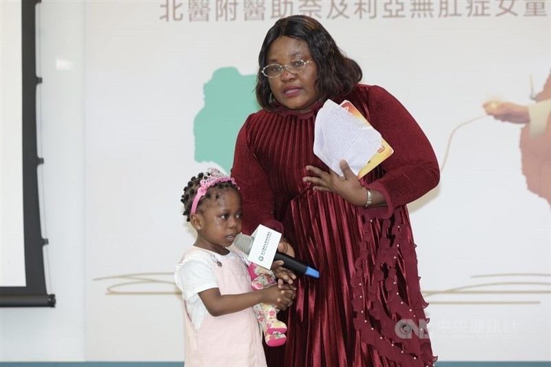 Gadis Nigeria Miracle (kiri) dan ibunya Jennifer (kanan) menghadiri konferensi pers di TMUH di Taipei hari Senin. (Sumber Foto : CNA, 22 Juni 2026)