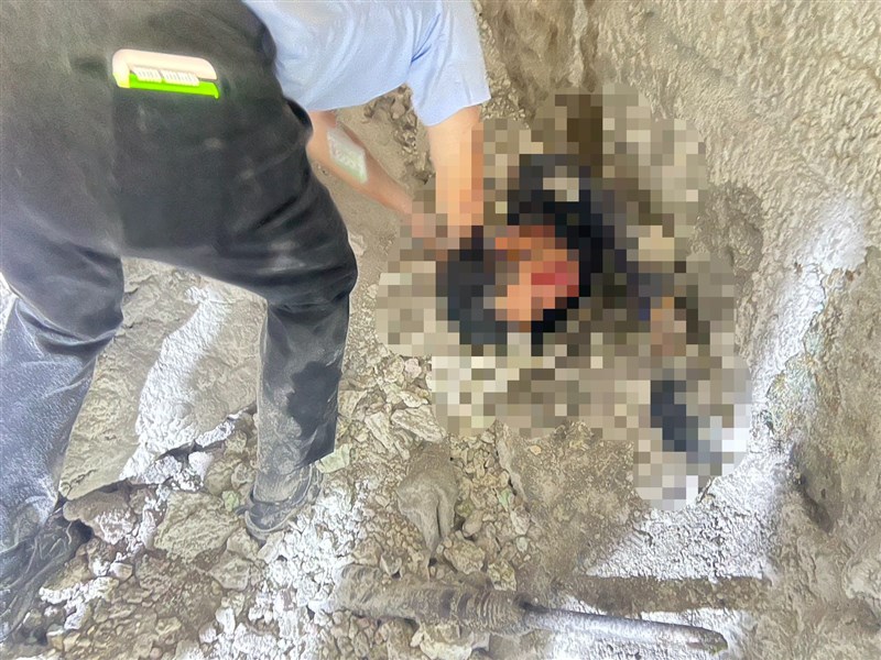 Seorang pekerja migran Tailan tertimbun di sebuah pabrik kimia di Kabupaten Miaoli, Rabu. (Sumber Foto : Biro Pemadam Kebakaran Kabupaten Miaoli)
