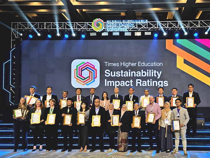 Pemberian penghargaan dari THE dalam Global Sustainable Development Congress 2026. (Sumber Foto : National Taiwan University)