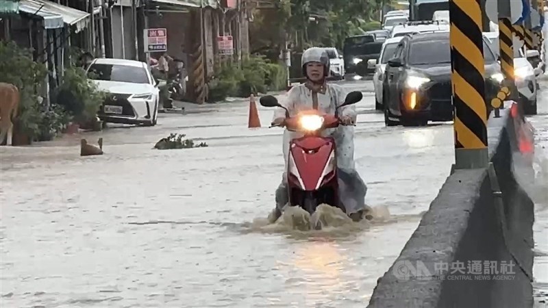 Jalanan di Distrik Cishan, Kaohsiung tergenang banjir, Kamis. (Sumber Foto : Otoritas setempat)