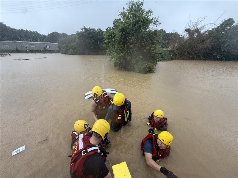 Petugas penyelamat Kabupaten Hsinchu menerobos genangan banjir di Zhubei pada Jumat saat melakukan operasi pencarian terhadap kendaraan yang terjebak banjir. (Sumber Foto : Biro Pemadam Kebakaran Kabupaten Hsinchu)