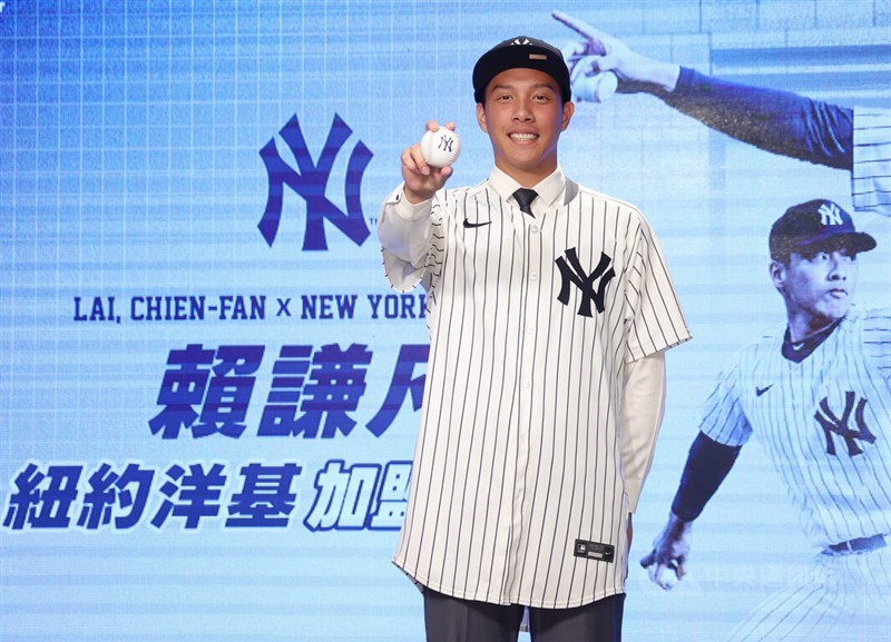 Pelempar Taiwan Lai Chien-fan memegang sebuah bola bisbol di upacara penandatanganan kontrak dengan New York Yankees di Taipei, Jumat. (Sumber Foto : CNA, 26 Juni 2026)