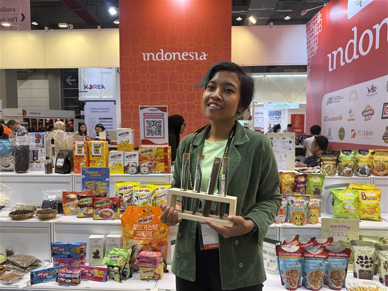 Lastiana, Direktur dari Alia Green Women Social Enterprise dari Yogyakarta di depan stannya. (Sumber Foto : CNA, 26 Juni 2026).