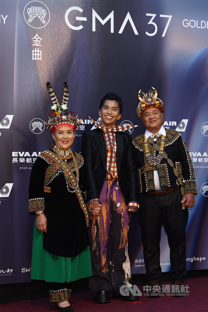 Penyanyi pribumi Arase (tengah) berjalan di karpet merah bersama orang tuanya menjelang Penghargaan Golden Melody ke-37 pada hari Sabtu. (Sumber Foto : CNA, 27 Juni 2026)