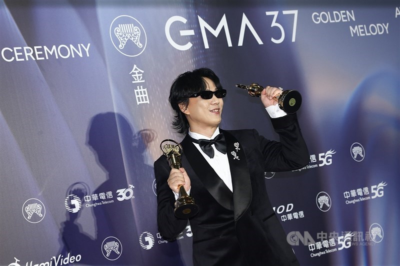 Ricky Hsiao merayakan kemenangannya di Golden Melody pada hari Sabtu. (Sumber Foto : CNA, 27 Juni 2026)