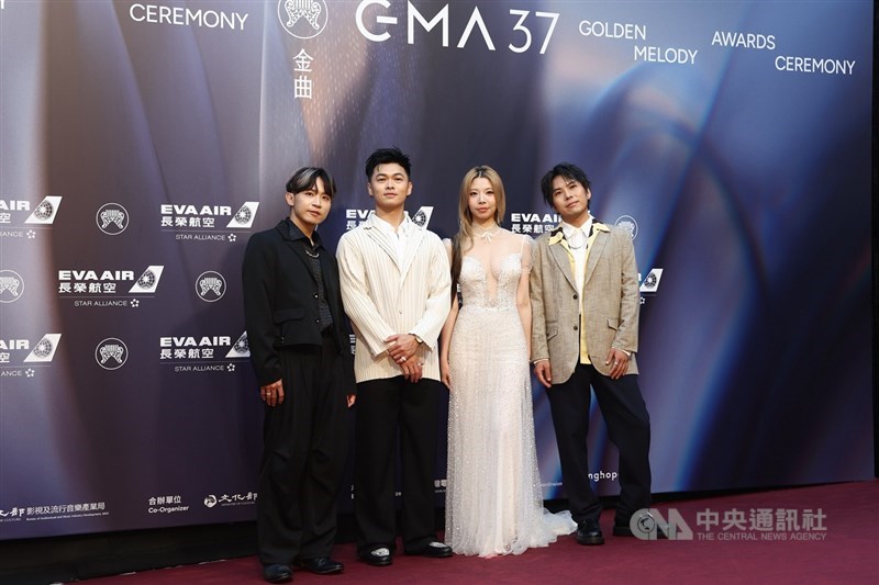 Band Sweet John tiba di karpet merah menjelang Golden Melody Awards ke-37 di Taipei Arena pada hari Sabtu. Grup ini dinominasikan untuk kategori Band Terbaik dan berharap dapat membawa pulang penghargaan di salah satu kategori paling kompetitif dalam acara tersebut. (Sumber Foto : CNA, 27 Juni 2026)