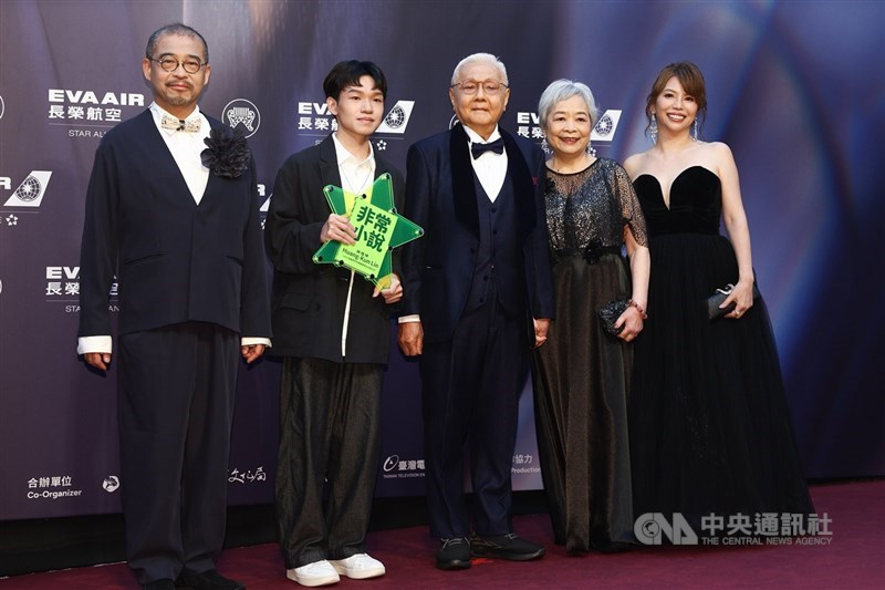 Lin Huang-kun (tengah) berpose bersama anggota keluarga di karpet merah menjelang Penghargaan Golden Melody ke-37. (Sumber Foto : CNA, 27 Juni 2026)