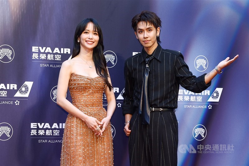 Pembawa acara TV Hakka, Chen Ming-chu (kiri), berpose untuk foto bersama rekan pembawa acaranya, Agoo Lu (kanan), di karpet merah pada upacara Penghargaan Golden Melody ke-37 pada hari Sabtu. (Sumber Foto : CNA, 27 Juni 2026)