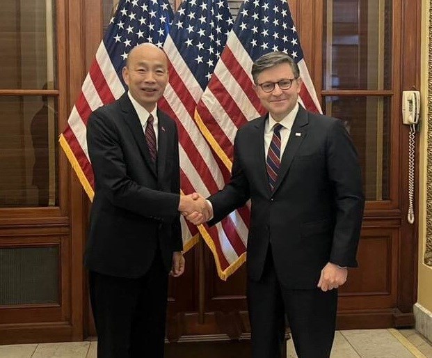 Ketua Legislatif Han Kuo-yu (kiri) berpose untuk foto bersama Ketua DPR AS Mike Johnson di Capitol Hill pada hari Jumat. (Sumber Foto : Yuan Legislatif)