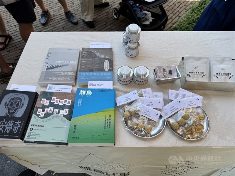 "Proyek RITO" menampilkan barang dagangan yang menampilkan pulau-pulau lepas pantai Taiwan.  (Sumber Foto :  CNA, 27 Juni 2026)