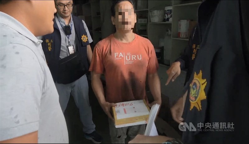 Seorang pekerja migran Tailan (kedua dari kanan) yang diduga berupaya menyelundupkan narkoba dengan paket salep. (Sumber Foto : Otoritas setempat)