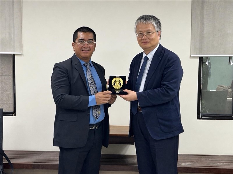 Rektor Universitas Indonesia Heri Hermansyah (kiri) dan Wakil Menteri Pendidikan Taiwan Liu Kuo-wei. (Sumber Foto : Kementerian Luar Negeri)