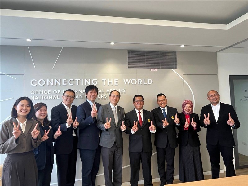 Rektor Universitas Indonesia Heri Hermansyah (keempat dari kanan), Wakil Rektor National Taiwan University Ding Shih-torng (kelima dari kanan), dan yang lainnya dalam pertemuan yang membahas kerja sama. (Sumber Foto : Kementerian Luar Negeri)