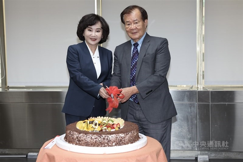 Ketua yang baru dilantik Chiang Chun-nan (kanan) dan Presiden Anne Hu (kiri) memotong kue bersama untuk merayakan ulang tahun CNA ke-102. (Sumber Foto : Dokumentasi CNA)