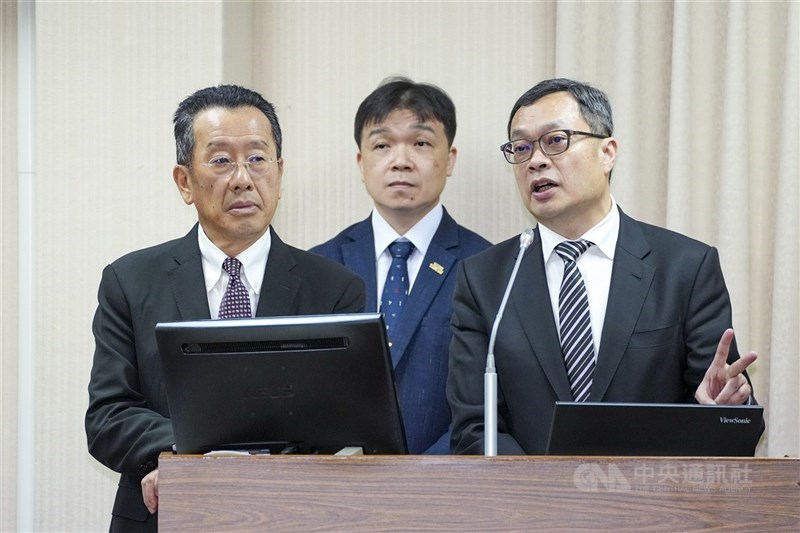Dari kiri: Menteri Pertahanan Wellington Koo, Wakil Menteri Dewan Urusan Tiongkok Daratan Shen Yu-chung, dan Wakil Menteri Luar Negeri Chen Ming-chi di Yuan Legislatif hari Rabu. (Sumber Foto : CNA, 1 Juli 2026)