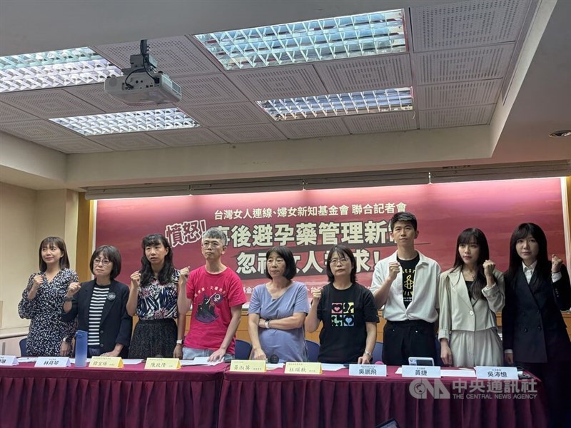 Perwakilan kelompok hak-hak perempuan mengangkat tangan mereka dalam sebuah konferensi pers bersama di Taipei pada hari Kamis untuk menyuarakan penolakan terhadap usulan pemerintah yang akan memperketat pengawasan terhadap obat kontrasepsi darurat. (Sumber Foto : CNA, 2 Juli 2026)