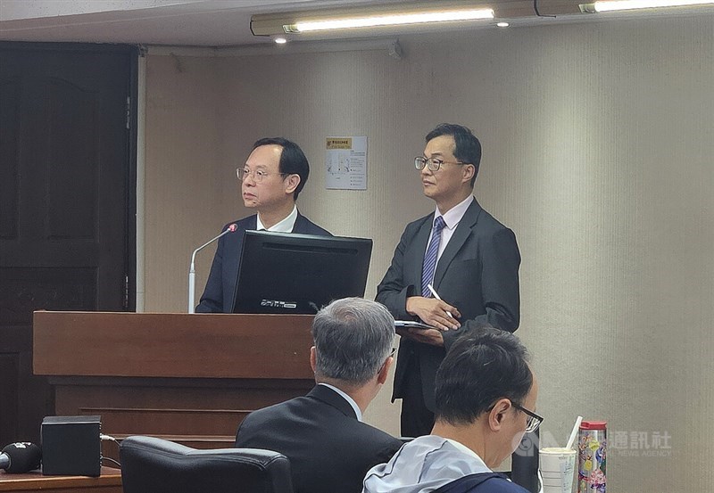 Menteri Kesehatan Shih Chung-liang (kiri) menghadiri sesi Komite Kesejahteraan Sosial dan Kebersihan Lingkungan di Parlemen pada hari Kamis. (Sumber Foto : CNA, 2 Juli 2026)
