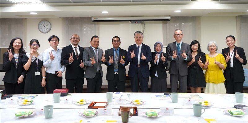 Rektor Universitas Indonesia Heri Hermansyah (keenam dari kiri), Wakil Menteri Pendidikan Taiwan Liu Kuo-wei (keenam dari kanan), dan jajaran mereka pada 25 Juni. (Sumber Foto : Kementerian Luar Negeri) (Sumber Foto : Kementerian Pendidikan)