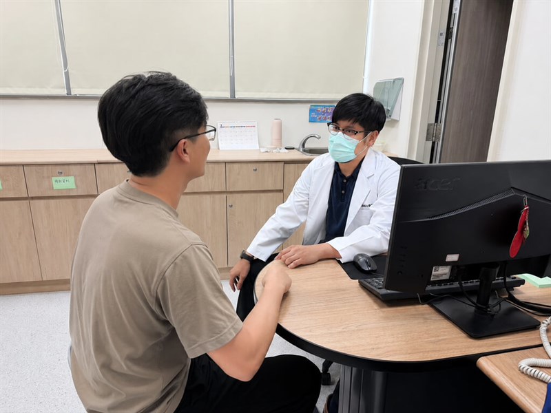 Dokter kejiwaan Yang Meng-fan (kanan). (Sumber Foto : Rumah Sakit Umum Kuang Tien)