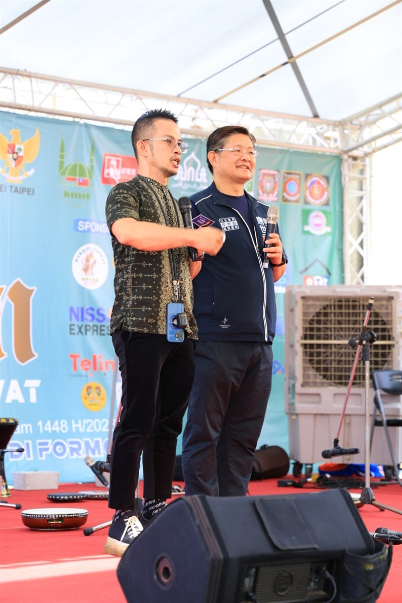 Tony Thamsir (kiri) bersama perwakilan dari kantor legislatif dan juga kepolisian Taoyuan membantu menerjemahkan pesan sosialisasi pada jamaah yang hadir. (Sumber Foto : Tony Thamsir).