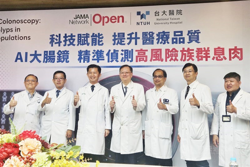 Para dokter dari Rumah Sakit Universitas Nasional Taiwan dan institusi mitra memberikan acungan jempol pada sebuah konferensi pers di Taipei pada hari Senin. (Sumber Foto : CNA, 6 Juli 2026)