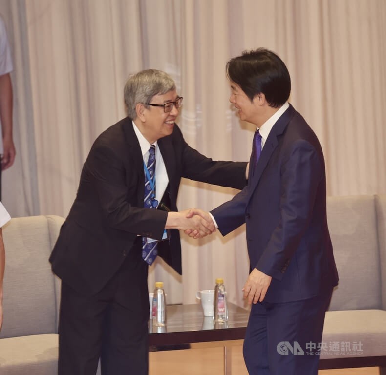 Presiden Lai Ching-te (kanan) berjabat tangan dengan Presiden Academia Sinica Chen Chien-jen pada upacara pembukaan Sidang Akademisi ke-36 Academia Sinica di Taipei pada hari Senin. (Sumber Foto : CNA, 6 Juli 2026)