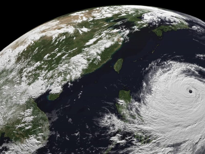 Citra satelit menunjukkan Topan Bavi bergerak di atas lautan di sebelah timur Taiwan. (Sumber Gambar : watch.ncdr.nat.gov.tw)