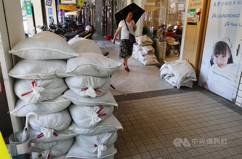 Tempat usaha di dekat Jalan Jinlong di Distrik Neihu, Taipei—kawasan yang baru-baru ini mengalami banjir dan genangan air—telah menumpuk karung pasir sebagai langkah pencegahan. (Sumber Foto : CNA, 8 Juli 2026)