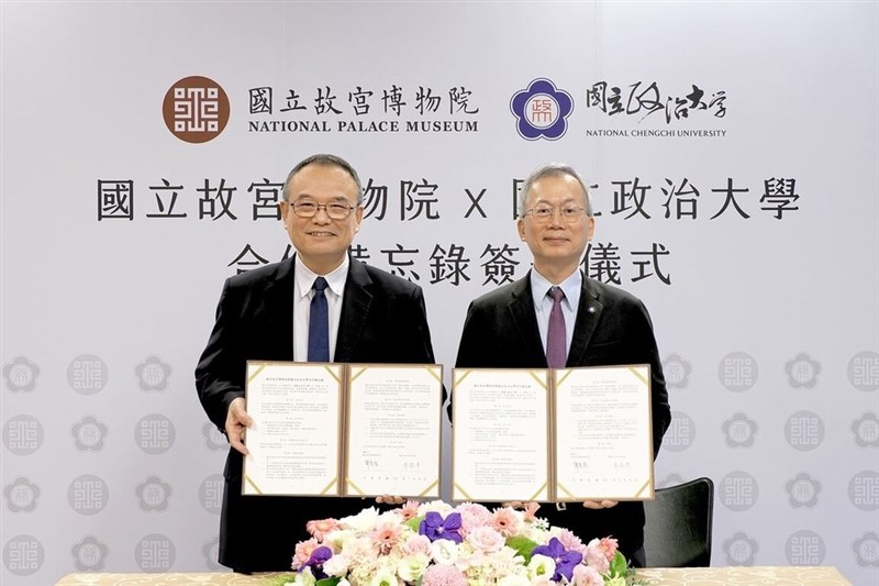 Rektor NCCU Li Tsai-yen (kanan) dan Direktur NPM Hsiao Tsung-huang. (Sumber Foto : NCCU)