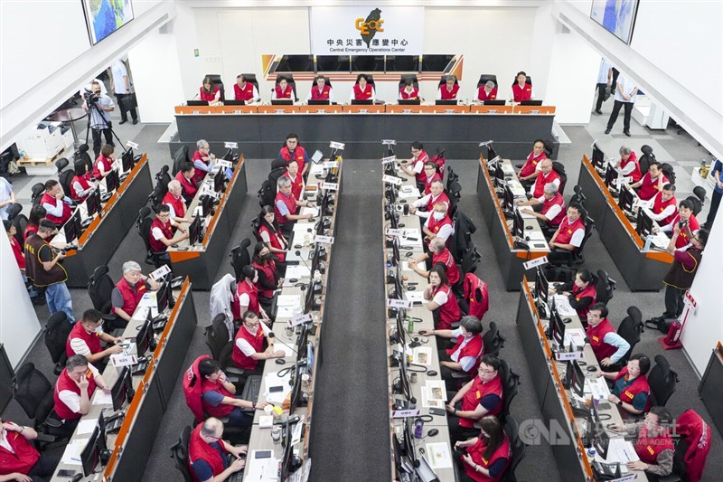 Presiden Lai Ching-te (tengah di belakang) memimpin Pusat Operasi Darurat Pusat Taiwan untuk merespons Taifun Bavi pada Jumat. (Sumber Foto : CNA, 10 Juli 2026)