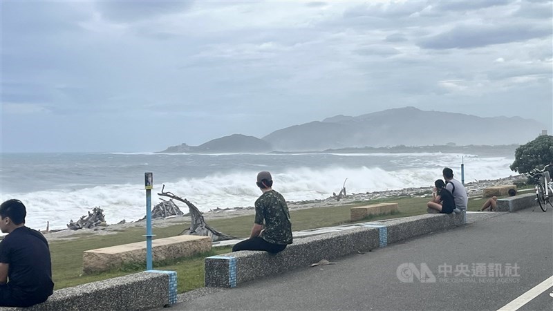 Warga menyaksikan ombak di pesisir Kabupaten Hualien, Jumat. (Sumber Foto : CNA, 10 Juli 2026)