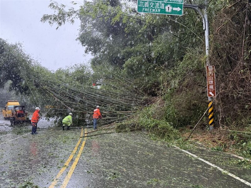 Persimpangan Jalan Raya Provinsi 3 dan Jalan Kabupaten Miaoli 52 di Kelurahan Zhuolan, Kabupaten Miaoli, pada Sabtu terblokir tanah longsor rumpun bambu. (Sumber Foto: Kantor Polisi Dahu)