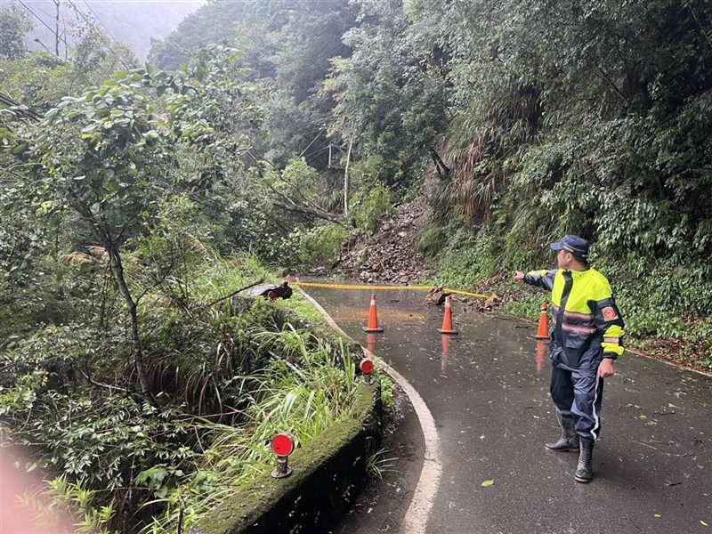 Longsor menutupi jalanan di Kabupaten Hsinchu pada Sabtu. (Sumber Foto : Pemerintah Kabupaten Hsinchu)
