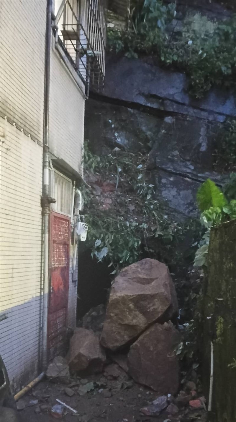 Longsor batu menimpa sebagian bangunan tempat tinggal di Kota Keelung pada Sabtu. (Sumber Foto : Pemerintah Kota Keelung)