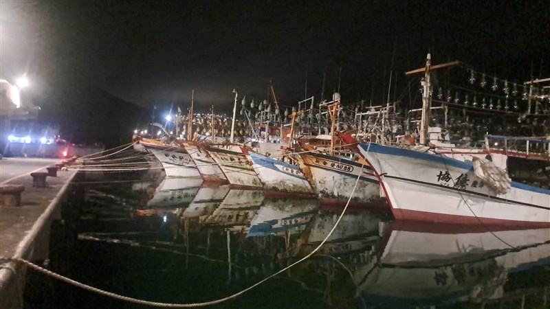 Kapal-kapal di pelabuhan utara sehari sebelum taifun. Para ABK Indonesia menjaga tali kapal agar tidak terputus saat taifun. (Sumber Foto : Jason Lee).
