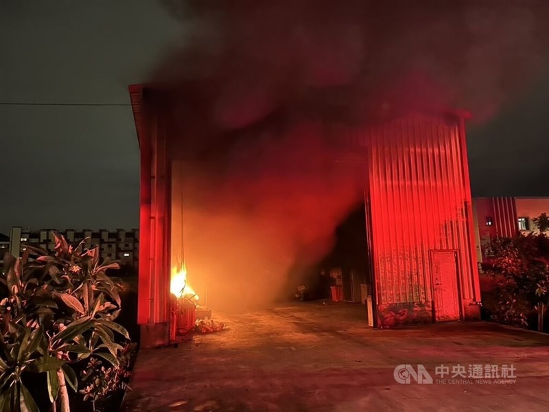 Kebakaran sebuah pabrik di Distrik Dayuan, Taoyuan pada Senin malam. (Sumber Foto : Otoritas setempat)