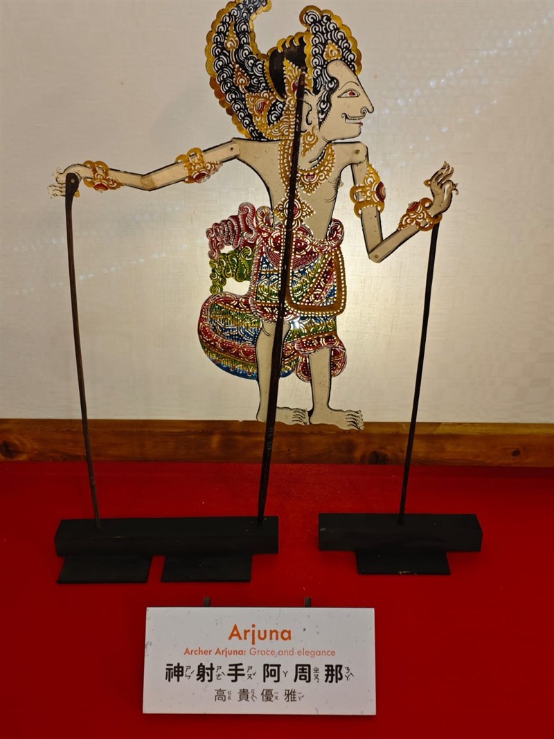 Wayang kulit yang juga dipamerkan. (Sumber Foto : KDEI Taipei).