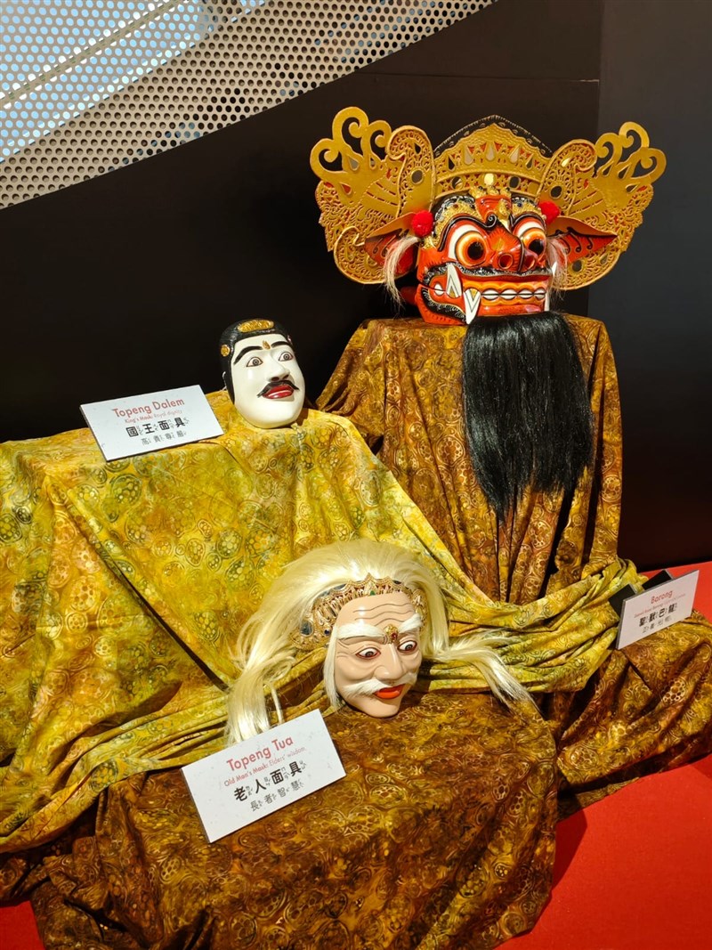 Koleksi barong yang langsung didatangkan dari Bali. (Sumber Foto : KDEI Taipei).