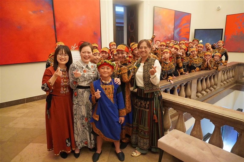 Perwakilan Taiwan untuk Lituania, Constance Wang (depan, kedua dari kiri) berfoto bersama kelompok paduan suara. (Sumber Foto : Kantor Perwakilan Taiwan di Lituania)