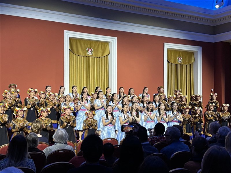 Paduan suara "Puzangalan" dan "You Wu Wei Children